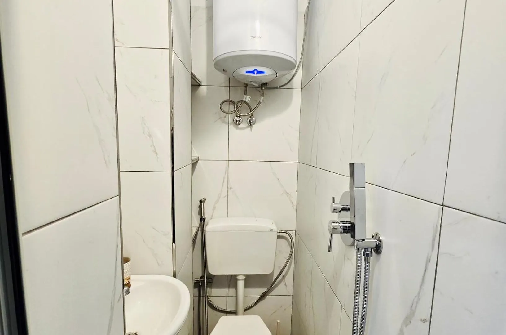 Anina Guesthouse Dıraç 0*,